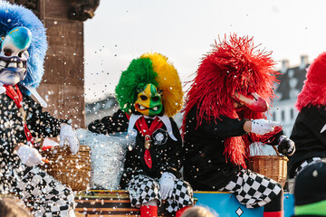 Waggis streuen Konfetti an der basler fasnacht