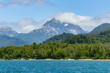 lagos con laguna y montañas rodeado de arboles nubes del cielo