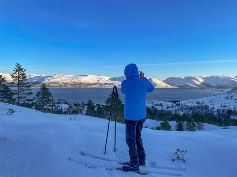 Woman on a ski tripi