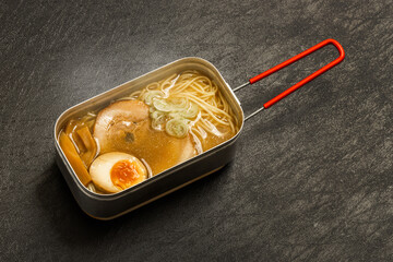 アウトドアでラーメン　Chinese noodles made from outdoor 