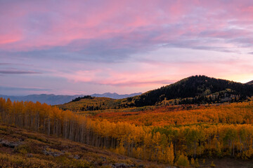 Fototapeta na wymiar Colorful sunset with Autumn colors in the Utah mountains