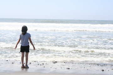 一人で浜辺に立つ女の子