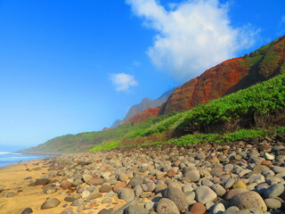 hiking beautiful beaches in hawaii