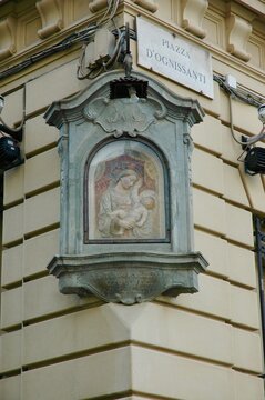 Tabernacolo in Piazza Ognissanti Firenze .Zona del lungo arno .