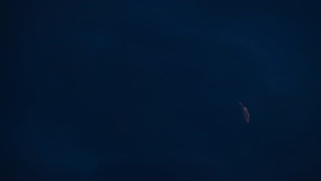 Księżyc na nocnym niebie