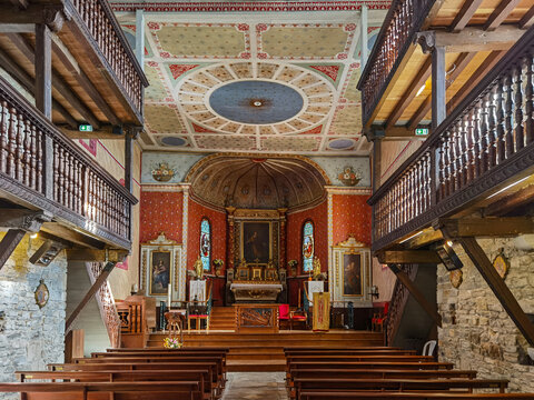 Altar e interior da Igreja de Saint-Laurent em Arbonne no Pa&iacute;s Basco franc&ecirc;s