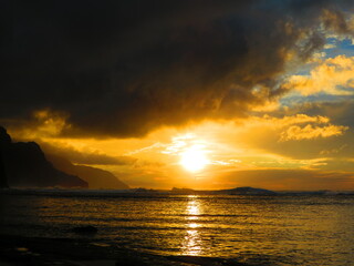 hiking beautiful beaches in hawaii