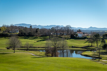 Campo de golfe em Arcangues com lago ao fundo no País Basco francês