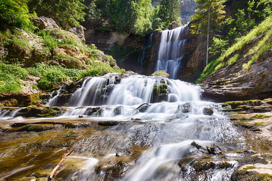 Spectaculaire cascade dans un cirque montagneux servant d'&eacute;crin, longue exposition avec fil&eacute;. Le Guiers Vif, Cirque de Saint M&ecirc;me, Massif de la Chartreuse, Saint-Pierre-d'Entremont
