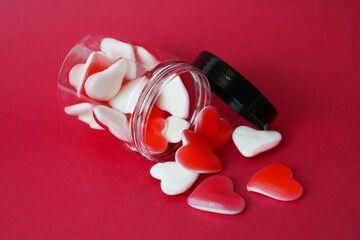 Unas golosinas de gelatina con forma de corazon para regalar en san valentin - obrazy, fototapety, plakaty