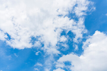 Obraz premium Blue sky background with white clouds