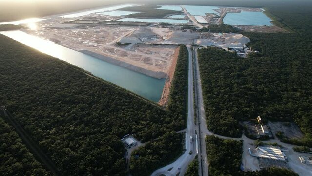 Vista a&eacute;rea del la mina a cielo abierto de Calica (Sac-Tun) al sur de Playa del Carmen, en Quintana Roo, M&eacute;xico. 
