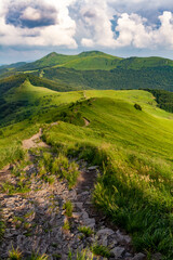 Niesamowity letni górski krajobraz zielonych wzgórz. Szlak Połoniną Wetlińską z widokiem na Bukowe Berdo, Bieszczady, Polska