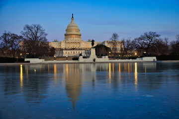 Obraz premium The US Capitol at night, Washington DC