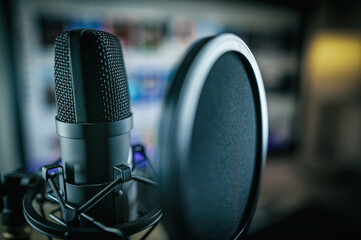 Mikrofon vor Computerbildschirm von Streamer - Podcaster