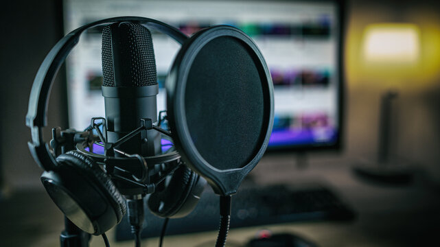 Mikrofon und Kopfh&ouml;rer vor Computerbildschirm von Streamer - Gamer - Podcaster