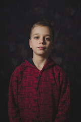 portret młodego chłopaka w czerwonej bluzie - obrazy, fototapety, plakaty