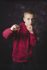 portret młodego chłopaka w czerwonej bluzie