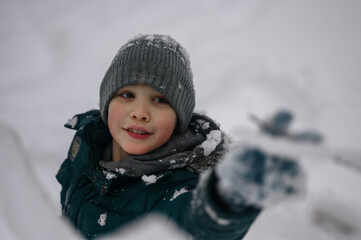 Fototapeta na wymiar a boy walks in a snow park