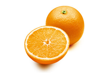 Laranja inteira e laranja cortada em fundo branco