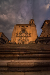 Cae la noche sobre la catedral de Girona