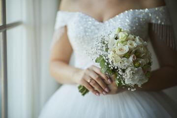 bride holding bouquet flowers wedding