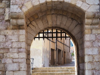 portal de san jordi que da acceso a zona amurallada del pueblo de montblanch, verja de hierro forjado, doble arco dovela en piedra marron, tarragona, españa, europa
