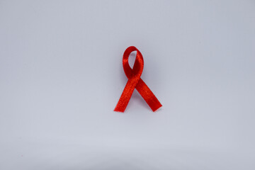 Listones de colores, cintas de campañas de lucha contra el cáncer y SIDA. Manos preparando...
