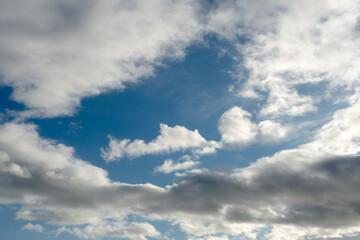 Ciel bleu avec gros nuages blancs.