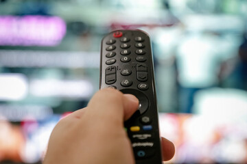 Controle de tv acionando para ligar e assistir series e filmes.
