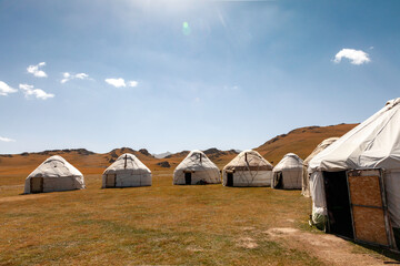 Fototapeta na wymiar Camp de yourtes au lac Song Kol