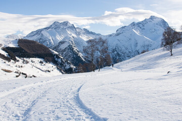 Les Deux Alpes est une station de sports d'hiver française située en Oisans, dans le massif des Écrins. Localisée dans le département de l’Isère et la région d’Auvergne-Rhône-Alpes