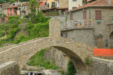 Fototapeta na wymiar Il ponte sul torrente Pignone, ricostruito dopo l'alluvione del 2011.