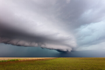 Shelf cloud and approaching storm