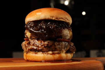 Hambúrguer com duas carnes e molho de cebola caramelizada