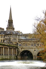 Pulteney Bridge and Georgian architecture on the River Avon in Bath, England, in autumn