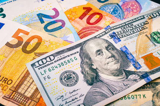 Cédulas de Dólar e Euro em fotografia com vista de perto. Conceitos de negócios internacionais e mercado de câmbio.