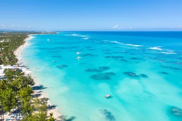 Photo sur Aluminium brossé Turquoise Littoral tropical avec stations balnéaires, palmiers et mer des Caraïbes. République Dominicaine. Vue aérienne