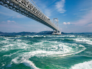 Fototapeta na wymiar The world largest whirling waves in Naruto Channel, Japan 大鳴門橋の渦潮