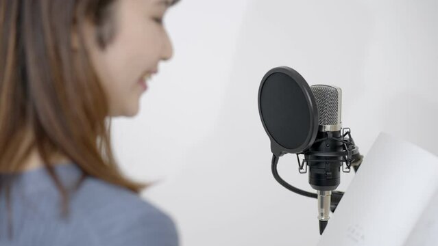 60p　マイクに向かってセリフを言う女性声優