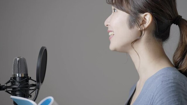 60p　マイクに向かってセリフを言う女性声優