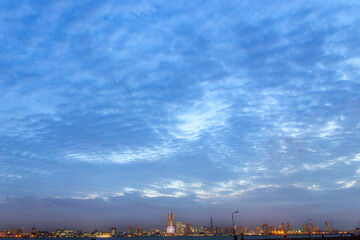 Fototapeta premium 曇り空と夜景