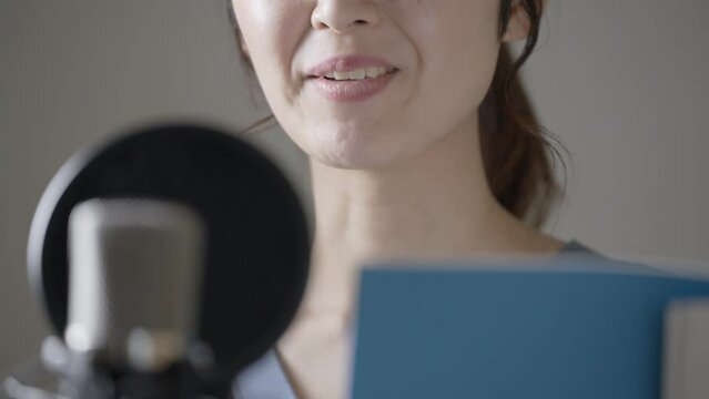 60p　マイクに向かってセリフを言う女性声優