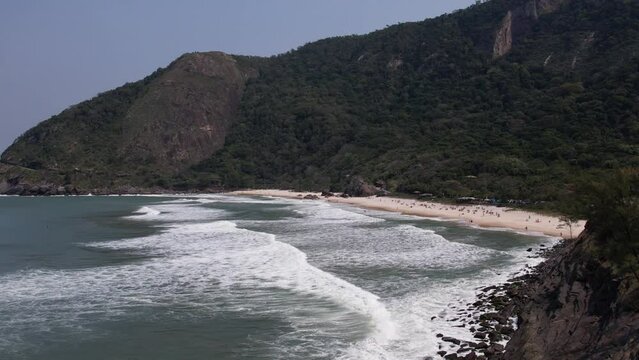 Uma pequena faixa de areia com 700m de extens&atilde;o de mar forte, localizada no fim da praia do Recreio. A praia preferida dos surfistas, com ondas perfeitas e ...PRAINHA RIO DE JANEIRO