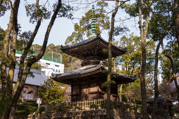 Fototapeta na wymiar 木々に囲まれた古い木造の仏塔 