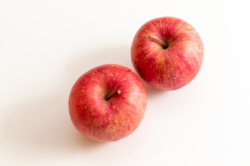真上から見た二つの赤いリンゴ