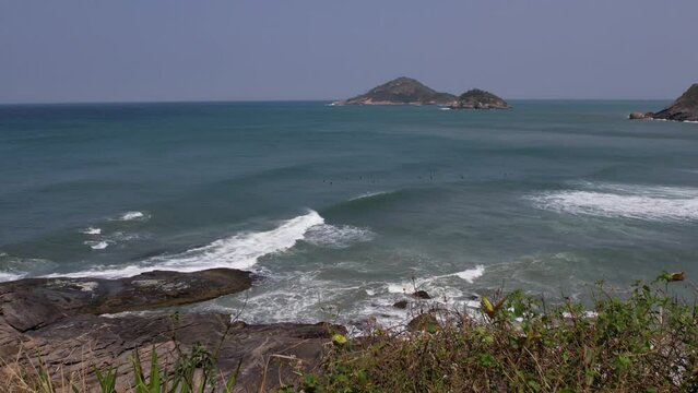 Uma pequena faixa de areia com 700m de extens&atilde;o de mar forte, localizada no fim da praia do Recreio. A praia preferida dos surfistas, com ondas perfeitas e ...PRAINHA!