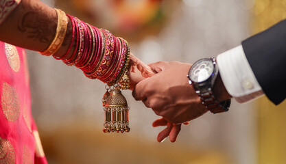 Obraz premium wedding couple hands, bride and groom holding hands at their wedding.