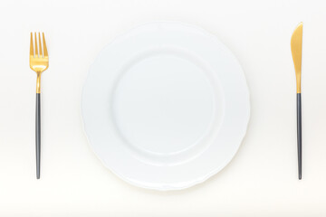 白いお皿とナイフとフォーク