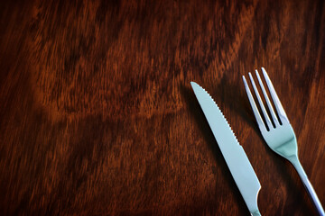 cuchillo tenedor mesa plata madera